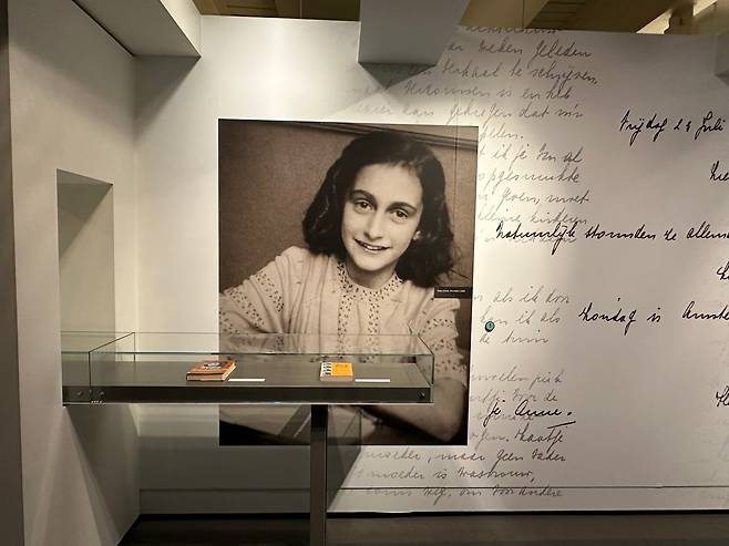 미국 뉴욕에서 1월부터 시작된 안네 프랑크 전시회가 시작되는 공간. 관람객들은 이 곳의 사진만 찍을 수 있다./윤주헌 특파원