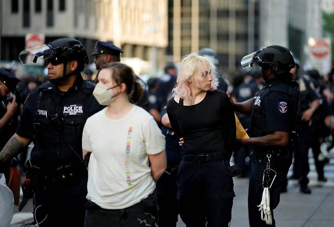 도널드 트럼프 정부의 이민 정책에 저항하는 시위가 뉴욕 등 미 전역으로 퍼지고 있다./로이터 연합뉴스