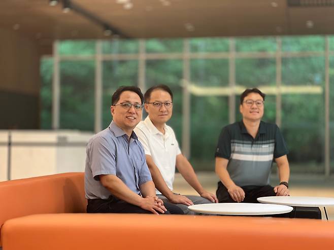 (왼쪽부터) 아이엠지티 이학종·손건호 대표와 직원./아이엠지티