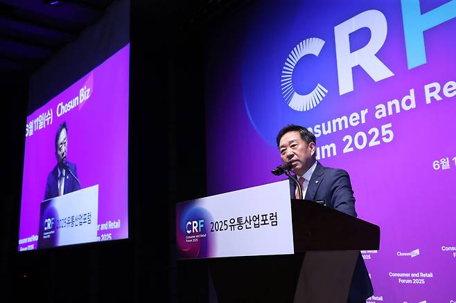 강승규 국회 산업통상자원중소벤처기업위원회 소속 국민의힘 의원이 11일 서울 소공동 웨스틴조선 호텔 그랜드볼룸에서 열린 ‘2025 조선비즈 유통산업 포럼’에서 축사를 하고 있다./조선비즈