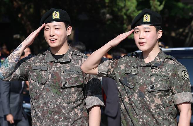 방탄소년단(BTS)의 정국 지민(오른쪽)이 11일 오전 경기도 연천군 연천공설운동장에서 군 복무를 마친 뒤 군복무를 마친 뒤 전역 인사를 하고 있다./뉴스1
