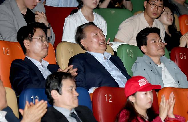 윤석열 전 대통령이 21일 오전 서울 메가박스 동대문에서 영화 ‘부정선거, 신의 작품인가’ 관람을 하고 있다. 왼쪽부터 이영돈PD, 윤 전 대통령, 전한길 전 강사. /뉴스1