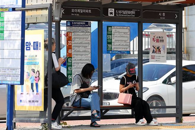 광주 서구 쌍촌동 한 버스정류장에서 시민들이 버스를 기다리고 있다. /연합뉴스