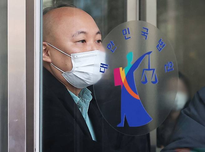 웹툰작가 주호민이 지난 2월 1일 오전 경기 수원시 영통구 수원지방법원을 나오고 있다. /뉴스1