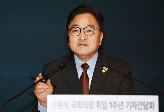 우원식 국회의장이 11일 국회 사랑재에서 열린 취임 1주년 기자간담회에서 발언하고 있다. 연합뉴스.