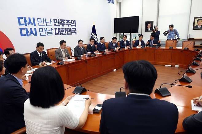 박찬대 더불어민주당 대표직무대행 겸 원내대표가 10일 오전 국회에서 열린 원내대책회의에서 발언하고 있다. ⓒ뉴시스