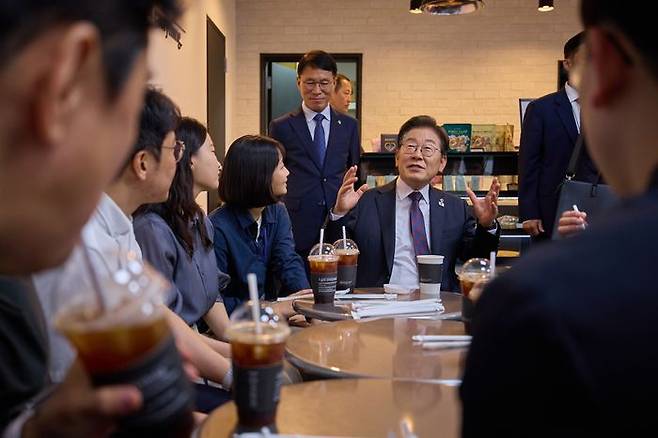 이재명 대통령이 10일 서울 용산 대통령실 청사 직원 식당에서 점심식사를 한 뒤, 구내 매점에서 출입기자들과 즉석 차담을 하고 있다. ⓒ대통령실