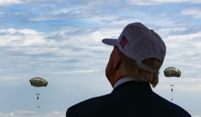 도널드 트럼프 미국 대통령이 10일(현지시간) 노스캐롤라이나주에 위치한 육군기지 포트브래그에서 공수부대의 낙하쇼를 지켜보고 있다. ⓒ로이터/연합뉴스