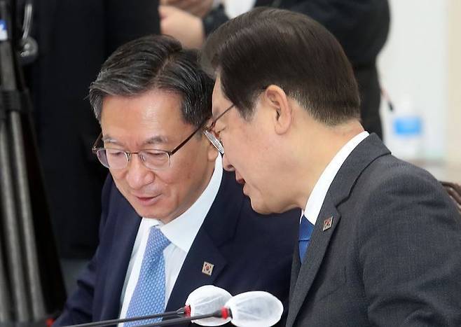 이재명 대통령이 더불어민주당 당대표 시절인 2023년 3월 23일 국회에서 열린 국방위위원회 전체회의에 참석해 정성호 의원과 대화를 나누고 있다. ⓒ데일리안