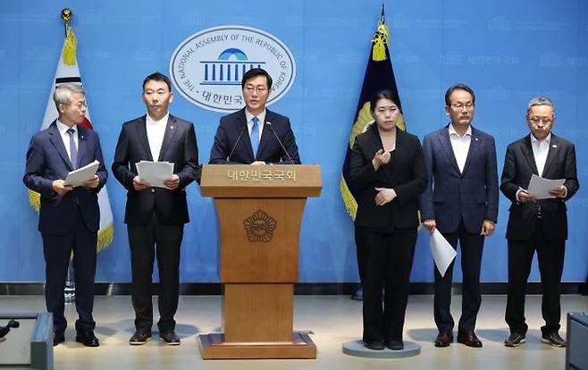 더불어민주당 장경태·김용민 등 의원들이 11일 국회 소통관에서 검찰 개혁 관련 기자회견을 하고 있다. ⓒ뉴시스