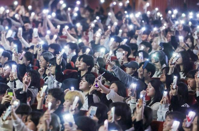 한국의 대학 진학률은 2005년부터 여학생이 더 높게 유지되고 있다. 미국에선 그 차이가 더 벌어져서 대학에 등록한 여학생은 890만명, 남학생은 650만명으로 격차가 벌어졌다. 사진은 2024년 3월 경희대학교에서 열린 입학식의 모습. 뉴스1