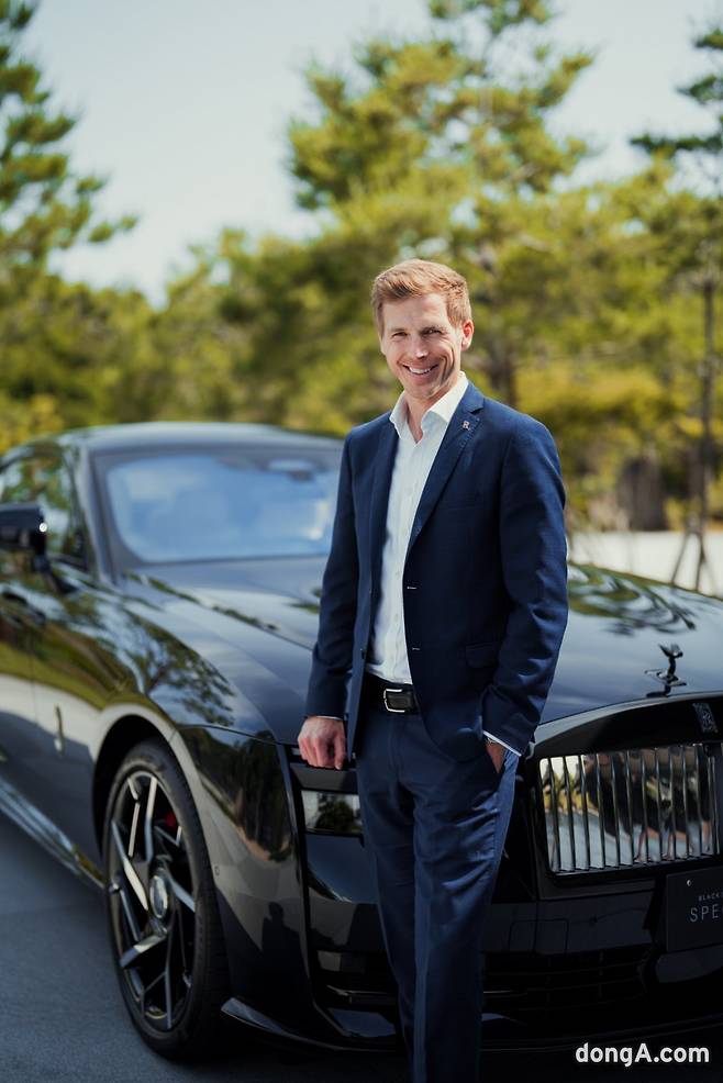 크리스토퍼 하디 롤스로이스모터카 스펙터 제품 매니저가 5일(현지시간)&nbsp;일본 지바현 미나미보소시 마가리가와 프라이빗 서킷에서 진행된 블랙 배지 스펙터 시승 행사에 참석해 기념 촬영을 하고 있다. 롤스로이스모터카 제공