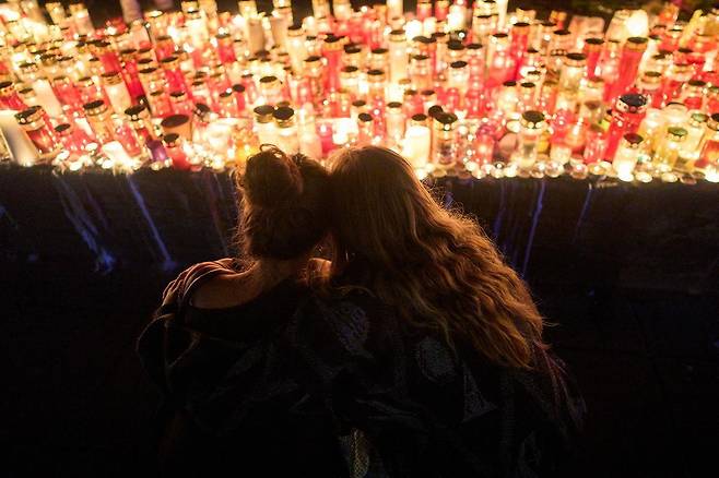 10일(현지 시간) 오스트리아 그라츠의 한 고등학교에서 총기 난사 사건이 발생한 가운데 시내 중앙 광장에 모인 시민들이 희생자들을 위한 촛불을 밝히고 있다. 2025.06.11 그라츠=AP 뉴시스