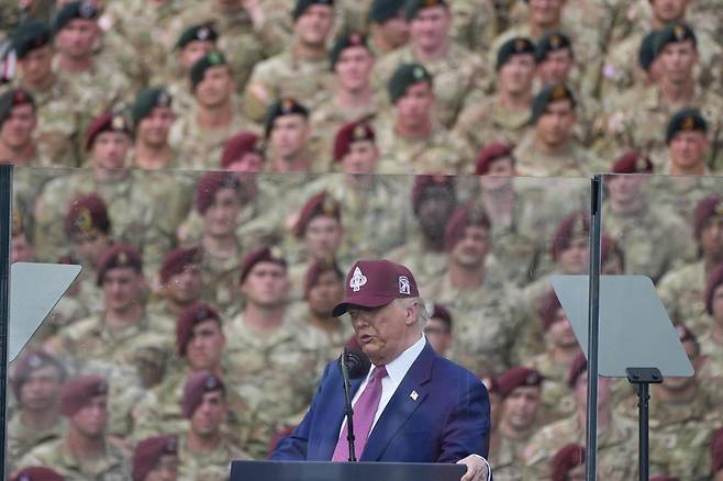 10일(현지 시간) 미국 노스캐롤라이나주 포트 브래그 육군 기지에서 도널드 트럼프 대통령이 미국 육군 창설 250주년을 기념해 연설하고 있다. 포트브래그=AP 뉴시스