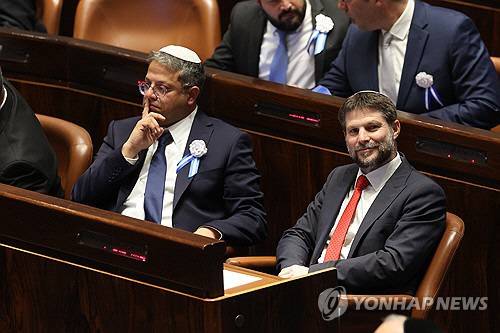 벤그비르(왼쪽) 장관과 스모트리히 장관. EPA 연합뉴스
