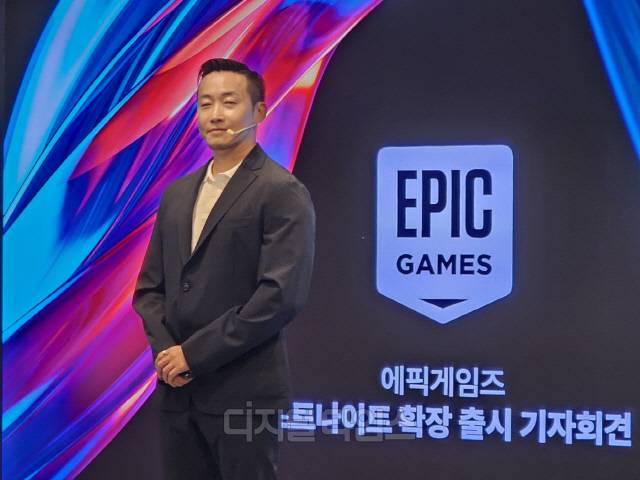 박성철 에픽게임즈 코리아 대표가 11일 안다즈 서울 호텔에서 열린 '포트나이트 확장 출시' 기자간담회에서 콘텐츠 업데이트 로드맵을 공개했다. 김영욱 기자
