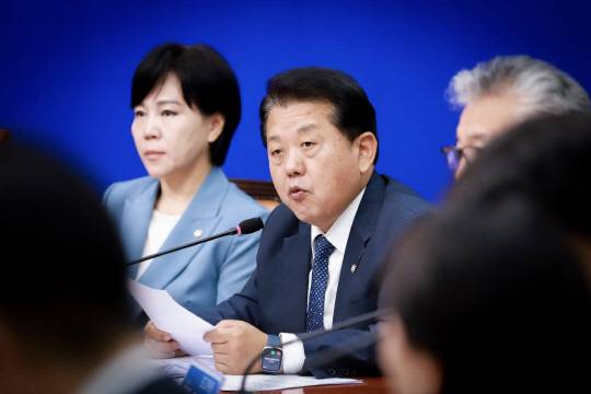 육군 예비역 대장 출신의 재선 의원인 김병주(가운데) 더불어민주당 최고위원.<김병주 국회의원 페이스북 사진>