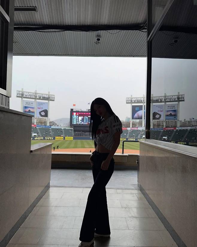 유니폼을 플레어 진과 매치해 실루엣을 강조했습니다. @yezyizhere