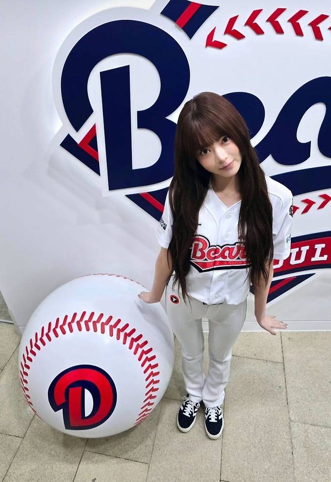 포토월 앞에서 포즈를 취한 홍은채(두산베어스)