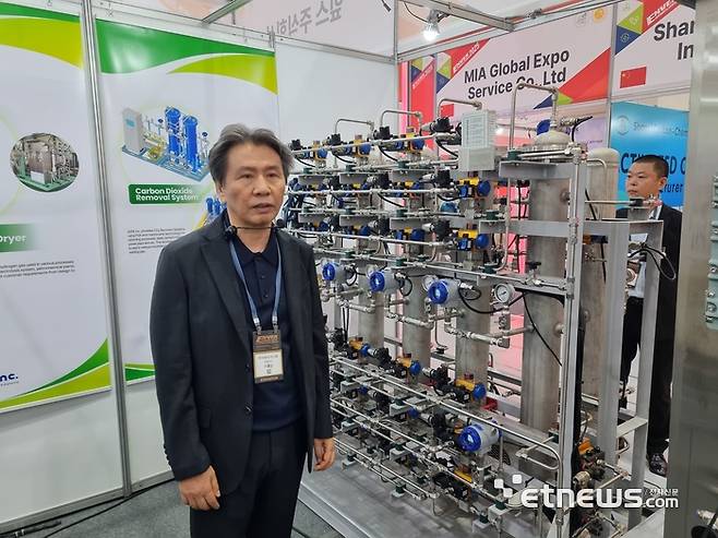 이흥섭 아스페 대표는  11일 코엑스에서 개막한 'ENVEX 2025' 전시장에서 '수소 감압접착제(PSA)'를 소개하고 있다.