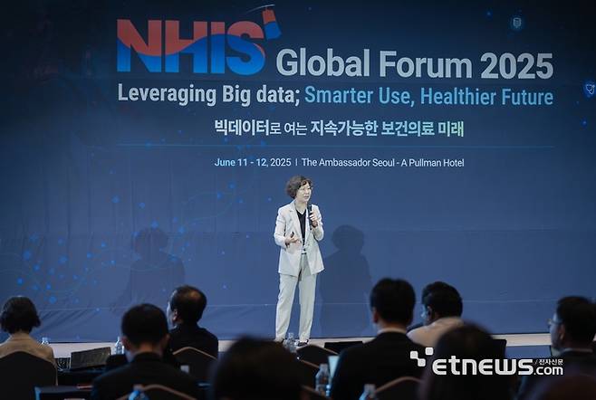 11일 앰배서더 서울 풀만 호텔에서 열린 '국민건강보험공단 국제포럼'에서 박현영 국립보건연구원장이 기조연설을 하고 있다.