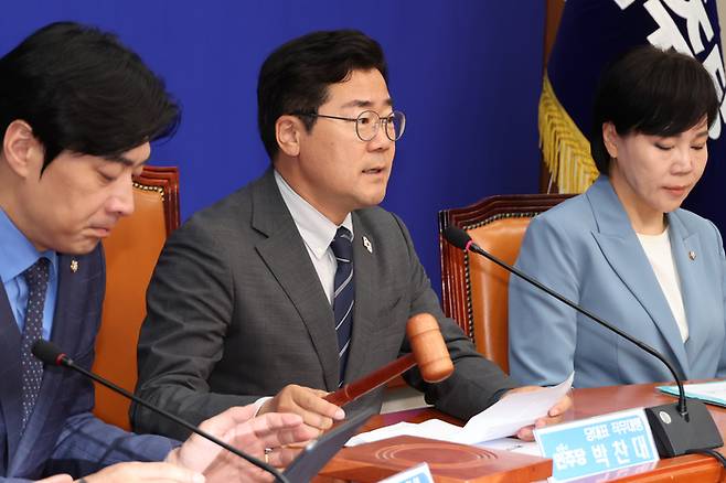 더불어민주당 박찬대 대표 직무대행 겸 원내대표가 11일 서울 여의도 국회에서 최고위원회의를 주재하며 의사봉을 두드리고 있다. 연합뉴스