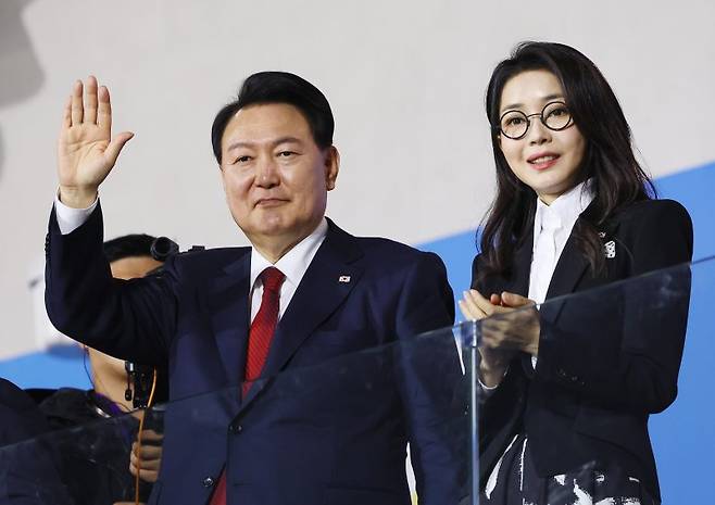윤석열 대통령과 부인 김건희 여사가 13일 전남 목포종합경기장에서 열린 제104회 전국체육대회 개회식에서 선수단 입장에 박수치고 있다. 2023.10.13. /사진=뉴시스