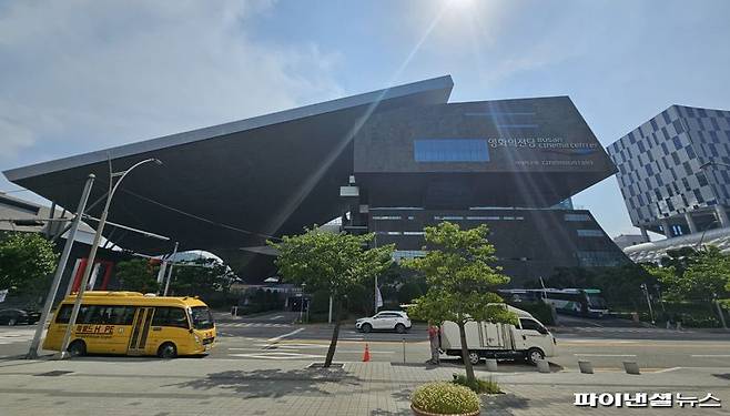 오는 20~22일 야외 독서행사 ‘영화관 옆 도서관’이 열리는 영화의전당 전경. 사진=변옥환 기자