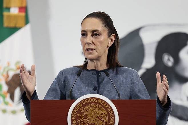 멕시코의 클라우디아 셰인바움 대통령이 9일(현지시간) 멕시코시티 대통령궁에서 기자회견을 하고 있다.EPA연합뉴스