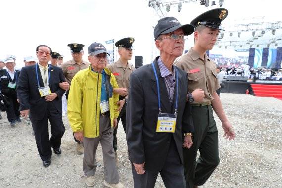 지난 2018년 9월 15일 인천시 중구 월미도에서 열린 제68주년 9·15 인천상륙작전 전승 기념행사에서 켈로부대 참전용사들이 입장하고 있다.(자료사진) 뉴스1