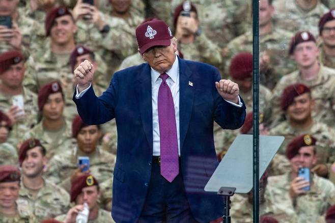 미국의 도널드 트럼프 대통령이 10일(현지시간) 미국 노스캐롤라이나주 포트 브래그 육군 기지에서 연설 전에 춤을 추고 있다.EPA연합뉴스