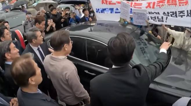 지난 5월 13일 경북 고령 영남신라벨트 인근 대선 유세 중인 이재명 대통령 후보가 대구 내당3지구 지역주택조합원들과 소통하고 있다. 사진=유튜브채널 오마이TV 갈무리