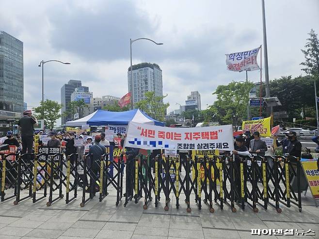 지난 10일 서울 서초구 S건설 본사 앞에 대구와 전주 지역주택조합원들이 모여 항의집회를 진행하고 있다. 사진=최가영 기자