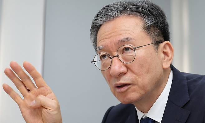 더불어민주당 내 ‘친명 좌장’으로 불리는 정성호 의원(5선)이 지난 9일 오후 서울 마포구 한겨레신문사에서 인터뷰를 하고 있다. 김혜윤 기자 unique@hani.co.kr