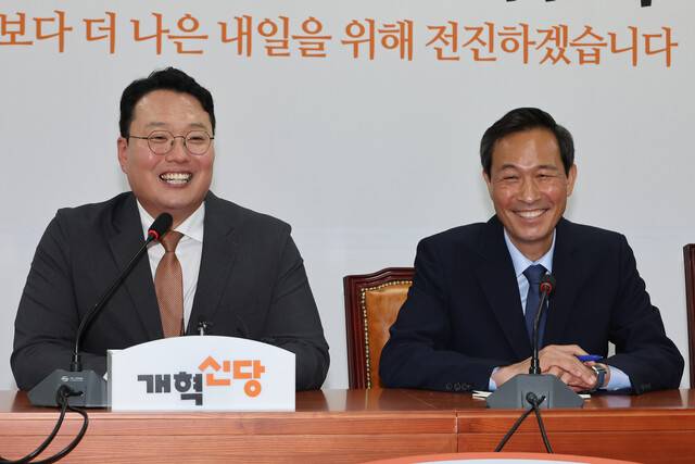 우상호 대통령실 정무수석(오른쪽)이 11일 오후 국회를 찾아 천하람 개혁신당 대표 겸 원내대표와 기념사진을 찍고 있다. 연합뉴스