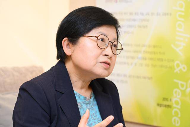 9일 서울 영등포구 여성미래센터 1층 카페에서 문재인 정부 초대 여성가족부 장관을 지낸 정현백 성균관대 사학과 명예교수가 한국일보와 인터뷰하고 있다. 최주연 기자