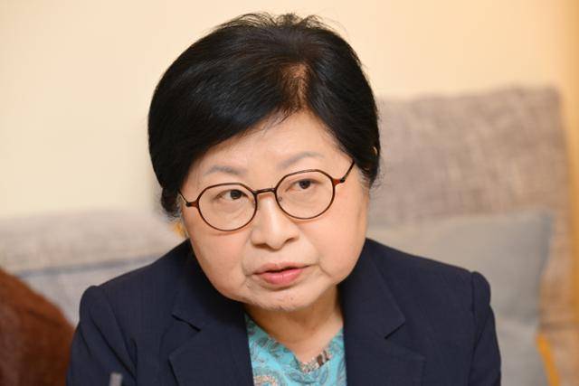 9일 한국일보와 인터뷰 중인 정현백 성균관대 사학과 명예교수의 모습. 그는 "성평등은 남성의 파이를 여성이 뺏는 게 아니라 모든 성별·계층의 권익을 올리는 일"이라고 강조했다. 최주연 기자