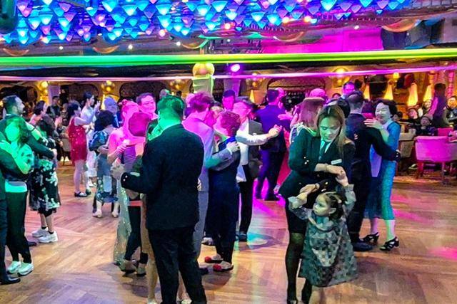 코스타세레나호의 선원과 승객이 5월 26일 그랜드바에서 춤을 추고 있다.