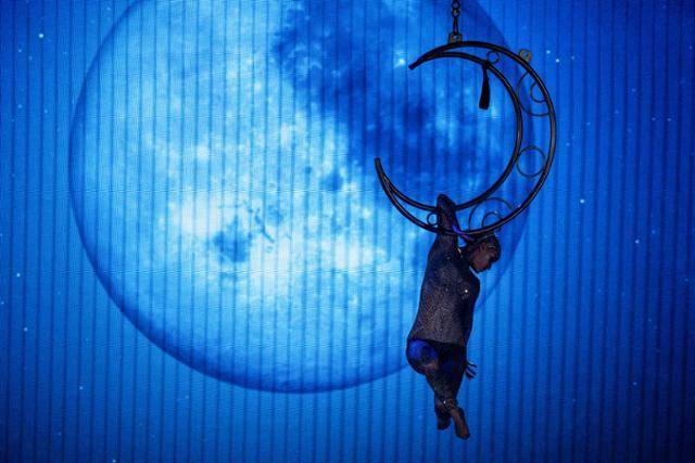 지난달 28일 코스타세레나호 대극장에서 '아크로 드리머: 러브 이클립스' 공연이 열리고 있다.