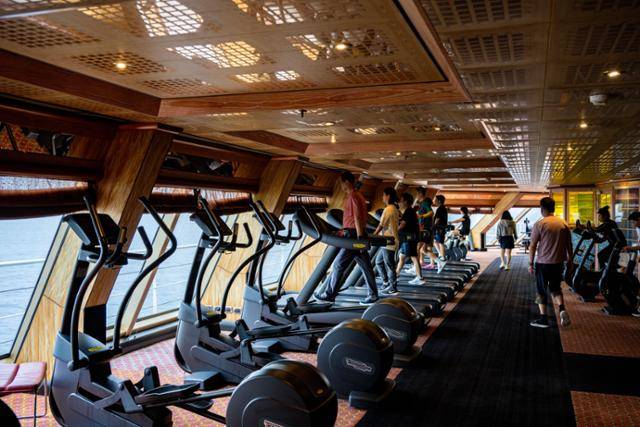 바다를 보며 달릴 수 있는 헬스장.