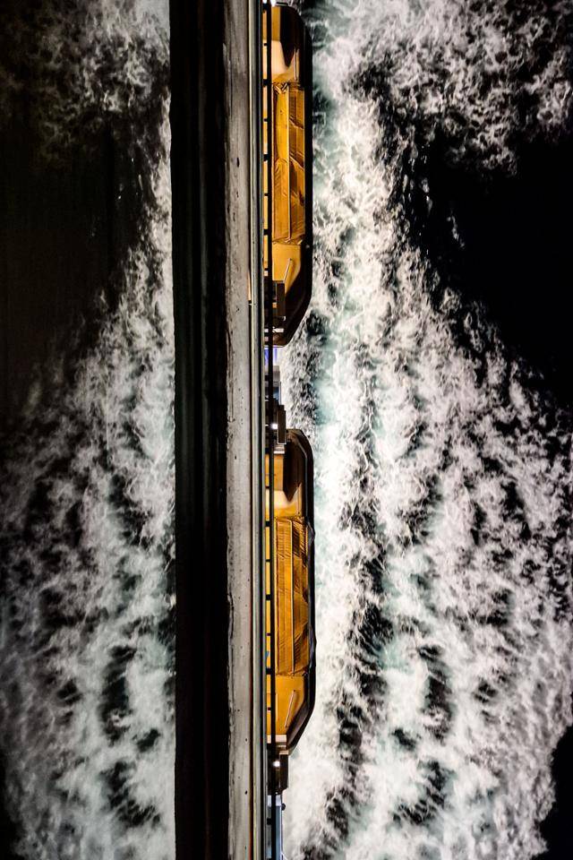 코스타세레나호가 물살을 가르고 항해하고 있다.