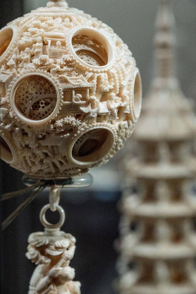 국립고궁박물원에 상아투화운룡문투구가 전시돼 있다.