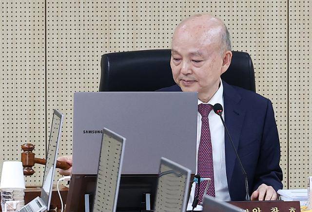 안창호 국가인권위원장이 5월 서울 중구 국가인권위원회 회의실에서 열린 제11차 전원위원회 회의에서 개회를 알리는 의사봉을 두드리고 있다. 뉴스1