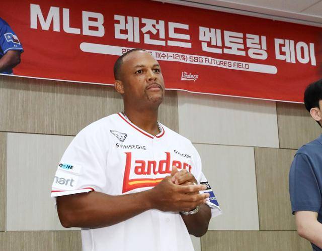 벨트레가 11일 인천 강화 SSG퓨처스필드를 찾아 멘토링을 하고 있다. SSG 제공