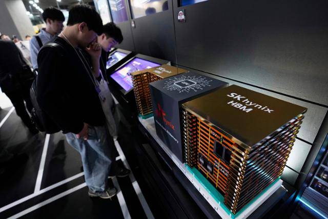 4월 서울 강남구 코엑스에서 열린 '월드IT쇼'에 전시된 SK하이닉스의 고대역폭메모리(HBM) 반도체 모델을 관람객들이 살펴보고 있다. AP 연합뉴스