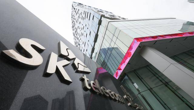 해커가 3년 전부터 악성코드를 심어 가입자 유심 정보 등을 빼낸 것으로 드러난 SK텔레콤의 본사 건물. 뉴스1