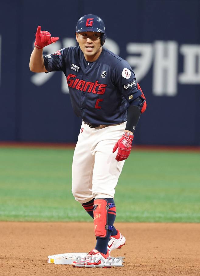 29일 오후 서울 고척스카이돔에서 열린 2025 프로야구 롯데 와 키움 경기. 롯데 전준우가 7회 2루타를 날린뒤 기뻐하고있다. 고척=정시종 기자 capa@edaily.co.kr /2025.04.29.