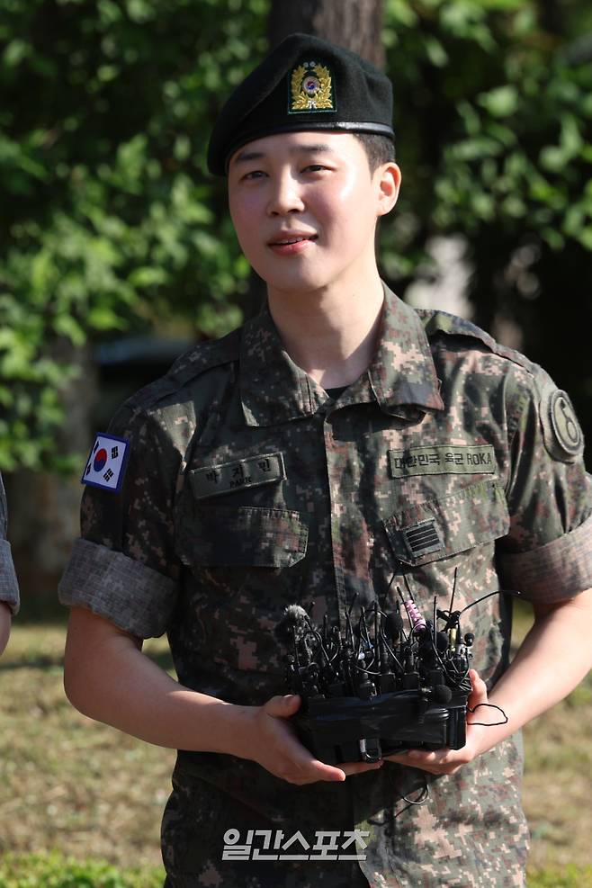 군 복무를 마친 그룹 방탄소년단(BTS) 지민과 정국이 11일 오전 경기 연천군 연천공설운동장에서 전역 소감을 밝히고 있다. 연천=서병수 기자 qudtn@edaily.co.kr /2025.06.11/