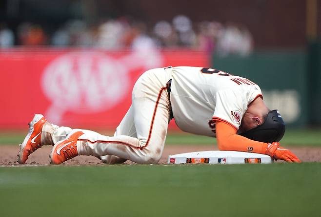 맷 채프먼이 지난 9일 애틀랜타전 8회 말 견제사 이후 부상으로 고통스러워하고 있다. AP=연합뉴스AFP=연합뉴스