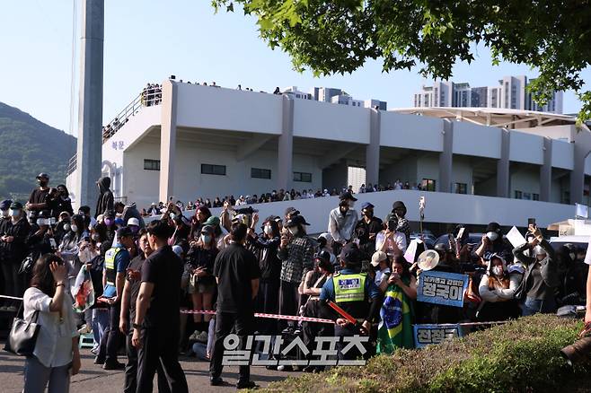 군 복무를 마친 그룹 방탄소년단(BTS) 정국과 지민의 전역 행사가 11일 오전 경기 연천군 연천공설운동장에서 열렸다. 팬들이 정국과 지민을 기다리고 있다. 연천=서병수 기자 qudtn@edaily.co.kr /2025.06.11/